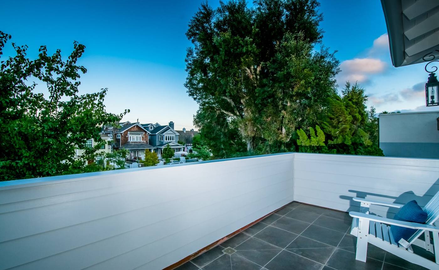 Rooftop deck with tile paving and open sky