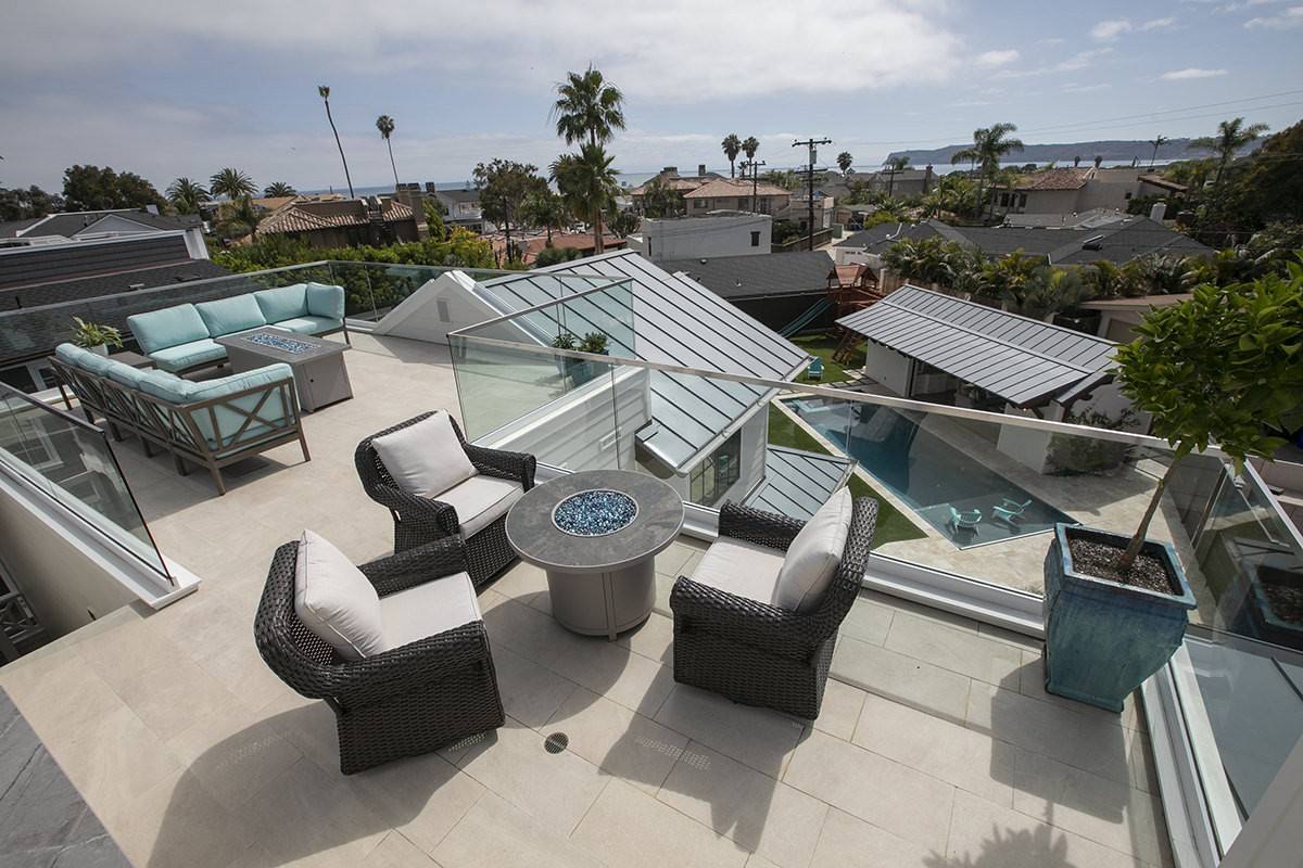 Roof deck with glass guardrail and lounge seating